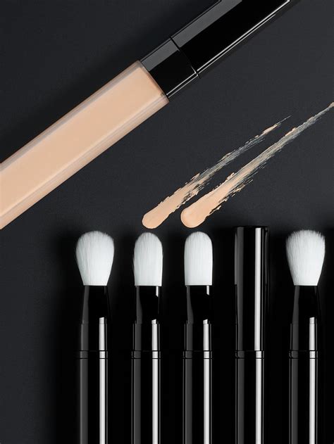 les pinceaux de chanel concealer.